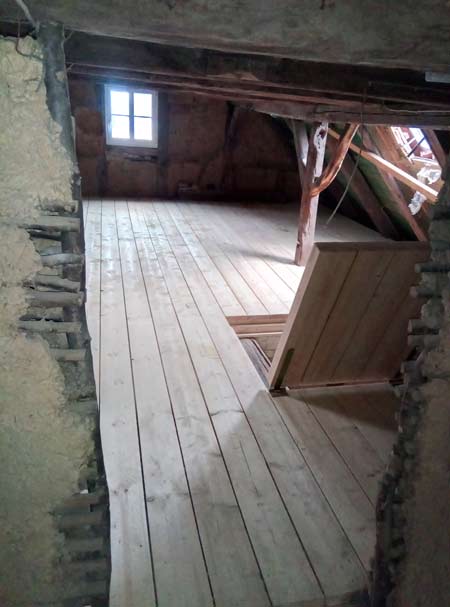 Dachboden mit Holzboden und Dämmung der obersten Geschossdecke