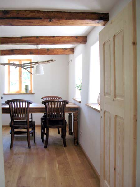 Esszimmer mit Eichendielenboden und Holztür