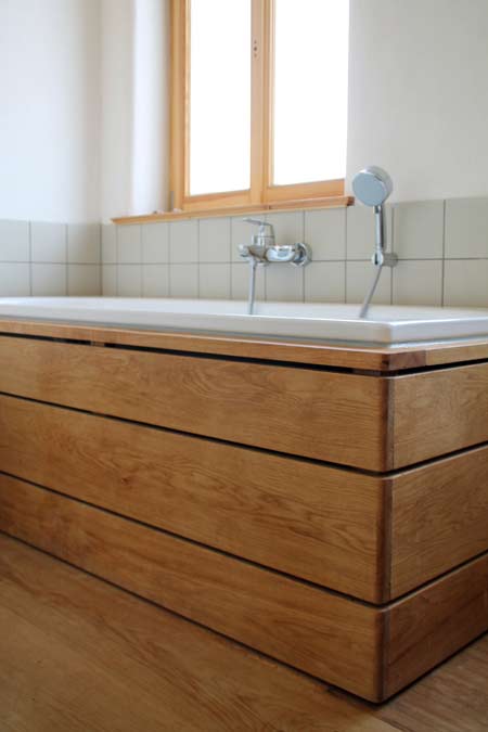 Badewanne mit Holzverkleidung