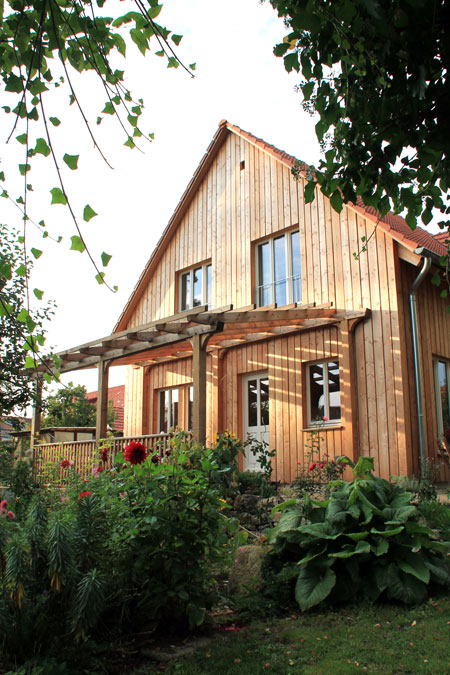 Holzhaus mit Lärchenschalung und Pergola in Göttingen