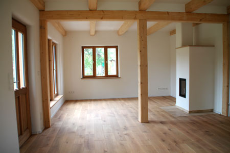 Wohnküche mit Holzbalken Lehmputz Holzofen Wandheizung in Göttingen