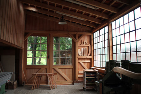 Der Innenraum der Werkstatt mit Blick in den Garten
