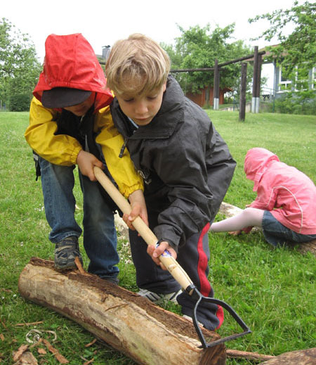 Kinder helfen beim Spielplatzbau mit